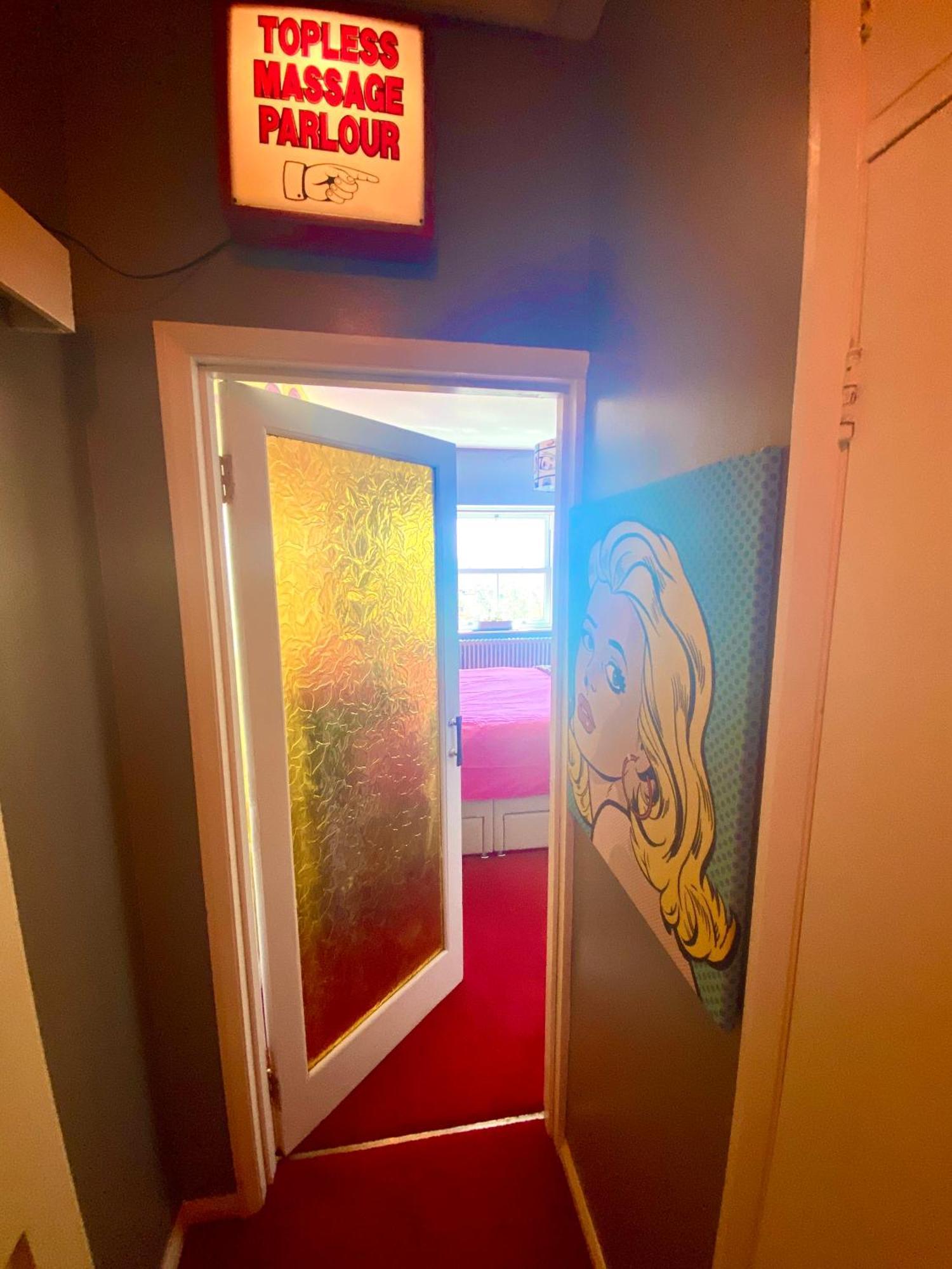 Pop Art Pad Heart Of Old Town With Parking! Apartment Hastings Ngoại thất bức ảnh