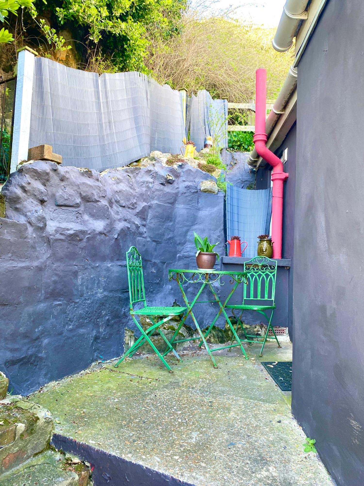 Pop Art Pad Heart Of Old Town With Parking! Apartment Hastings Ngoại thất bức ảnh